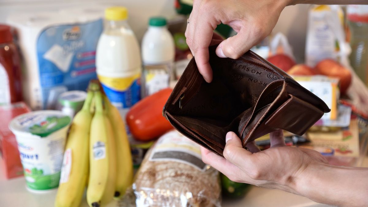 Gospodarka hamuje, a spadek inflacji będzie powolny - twierdzi Piotr Arak z PIE