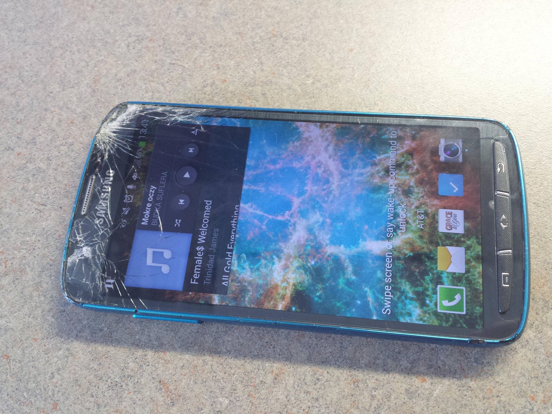 Galaxy S4 Active wpadł pod kosiarkę. Jak sobie poradził? 5