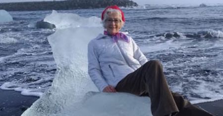 Staruszka pozowała do zdjęcia na "lodowym tronie". Fala porwała ją w głąb morza