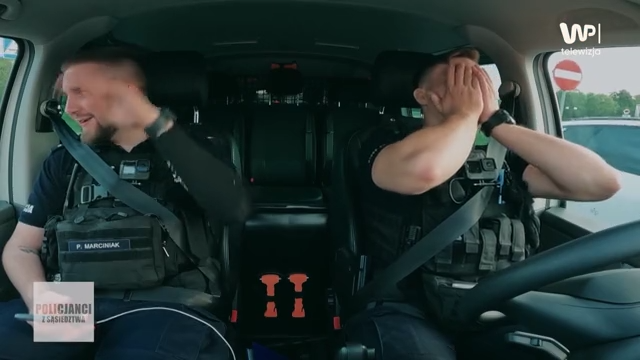 Nie mogli przymknąć oczu. Policjant aż złapał się za głowę