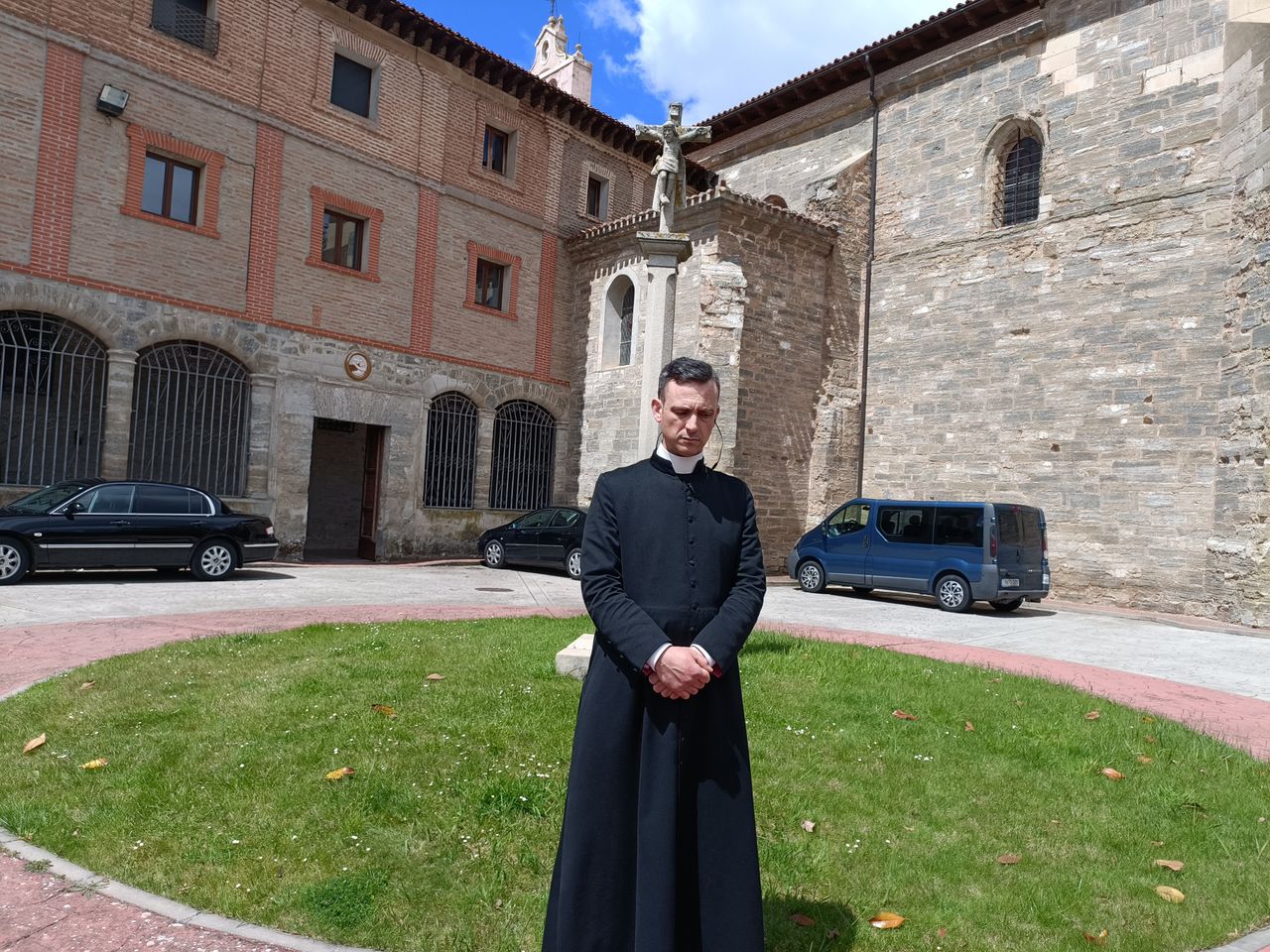 A spokesperson for the Poor Clares from the Belorado monastery accused the current Church of being established "by frauds who dedicate themselves to seizing property, deceiving people, and plunging thousands of people into ruin."