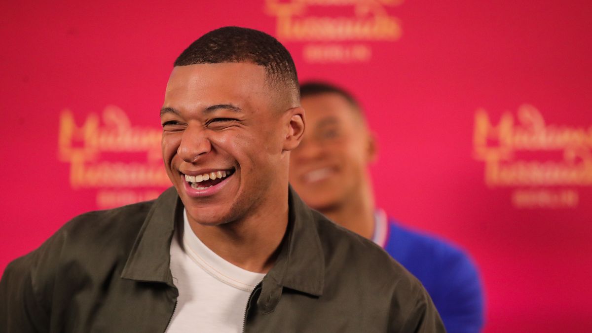 French soccer player Kylian Mbappe (L) poses with his Madame Tussauds wax figure during the unveiling in Paris, France, 16 May 2024. The Madame Tussauds museum will move the Mappe wax figure to it's Berlin, Germany, location at a later date. EPA/Teresa Suarez Dostawca: PAP/EPA.
