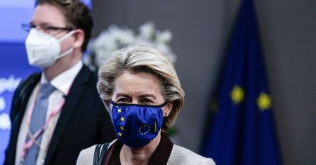 UE. Komisja Europejska jest za skróceniem ważności paszportów covidowych