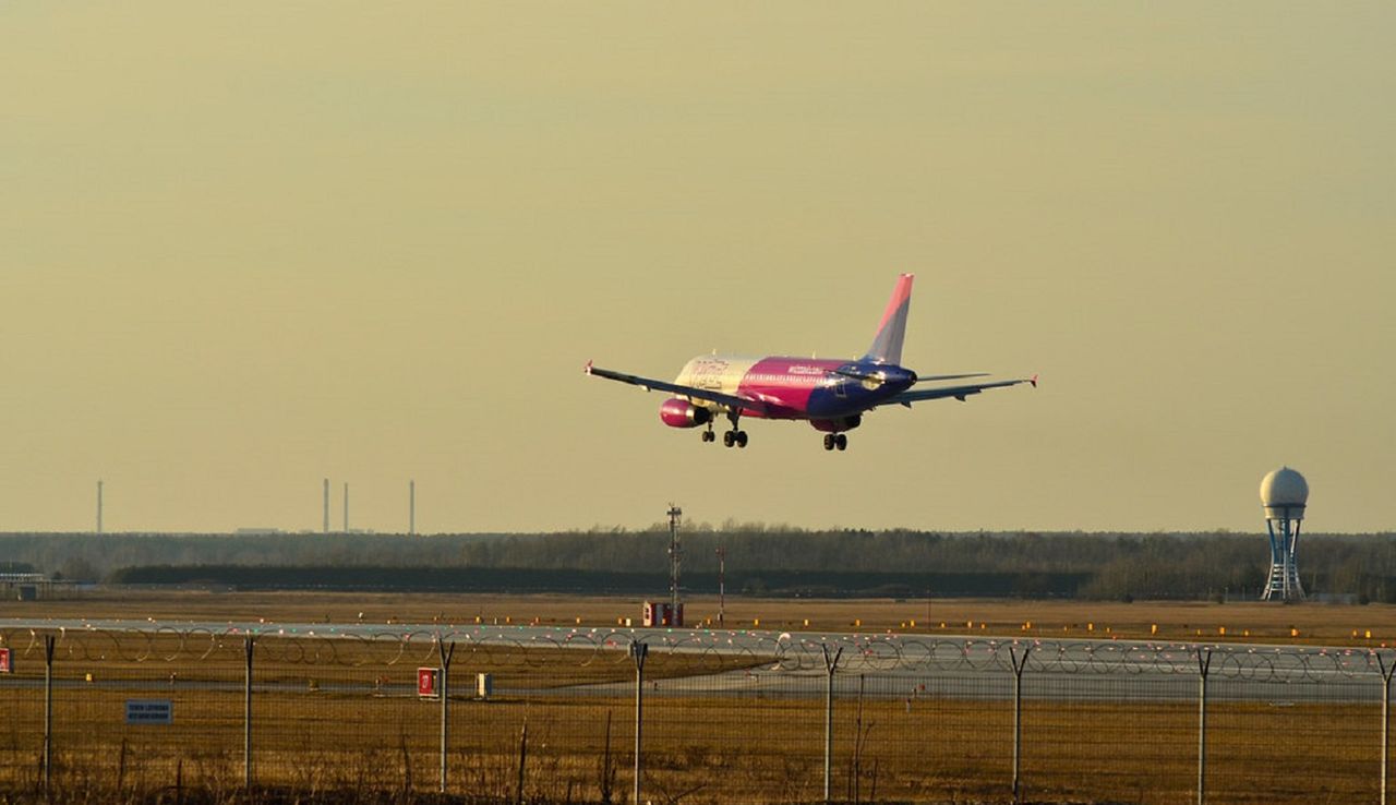 Wrocław. Samolot WizzAir krąży nad miastem. Zaniepokoił mieszkańców