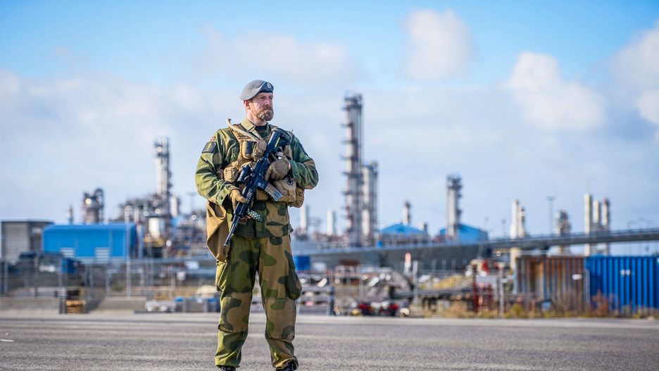 Norweski żołnierz strzeże instalacji naftowych. Obawiają się rosyjskiego sabotażu 
