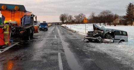 Śmiertelny wypadek. Auto zderzyło się z pługopiaskarką