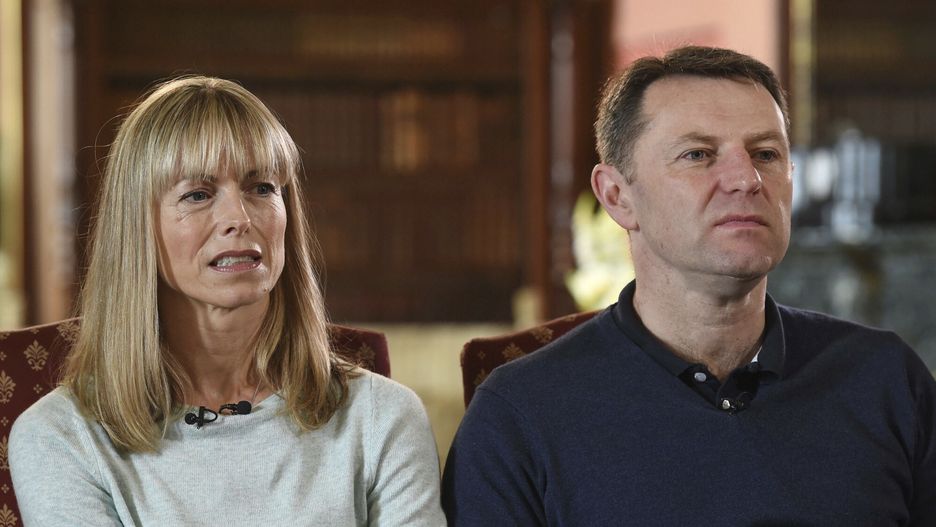 Mija 10 lat od zagini?cia Maddie Mccann
Kate and Gerry McCann, whose daughter Madeleine disappeared from a holiday flat in Portugal ten-years ago, react during a BBC TV interview in Loughborough, England, Friday April 28, 2017.  The parents of Madeleine McCann have vowed to do "whatever it takes for as long as it takes" to find her as they prepare to mark the tenth anniversary of her disappearance on the evening of 3 May 2007, from her bed in a holiday apartment in Praia da Luz resort in the Algarve, Portugal. (Joe Giddens/Pool via AP)
Pool PA