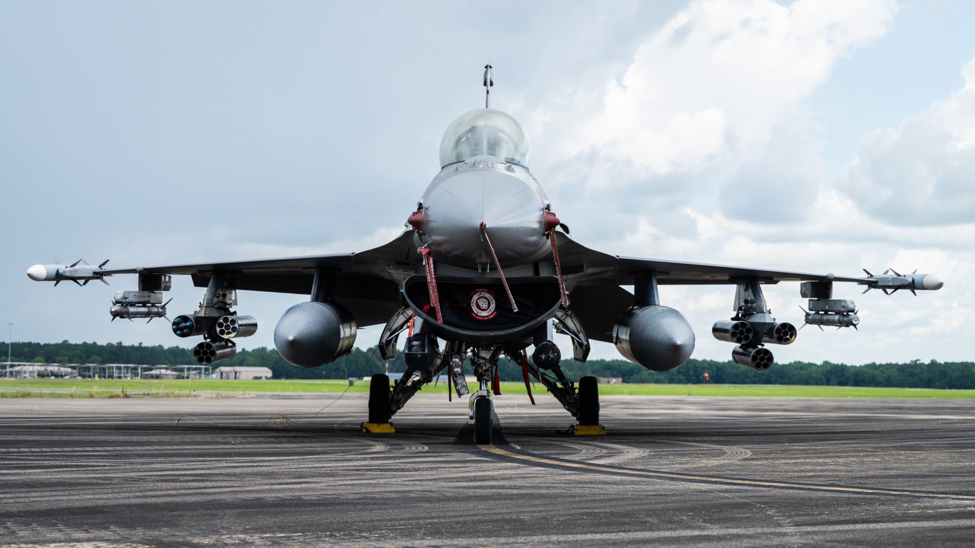F-16 z pociskami APKWS II