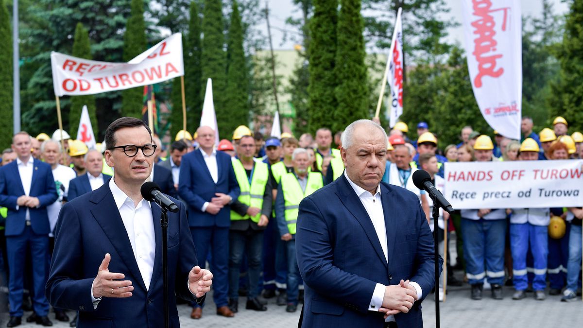 Bogatynia, 07.06.2023. Premier Mateusz Morawiecki (L) i wicepremier i minister aktywów państwowych Jacek Sasin (P) podczas wizyty na terenie Kopalni Węgla Brunatnego Turów w Bogatyni, 7 bm. (sko) PAP/Sebastian Borowski