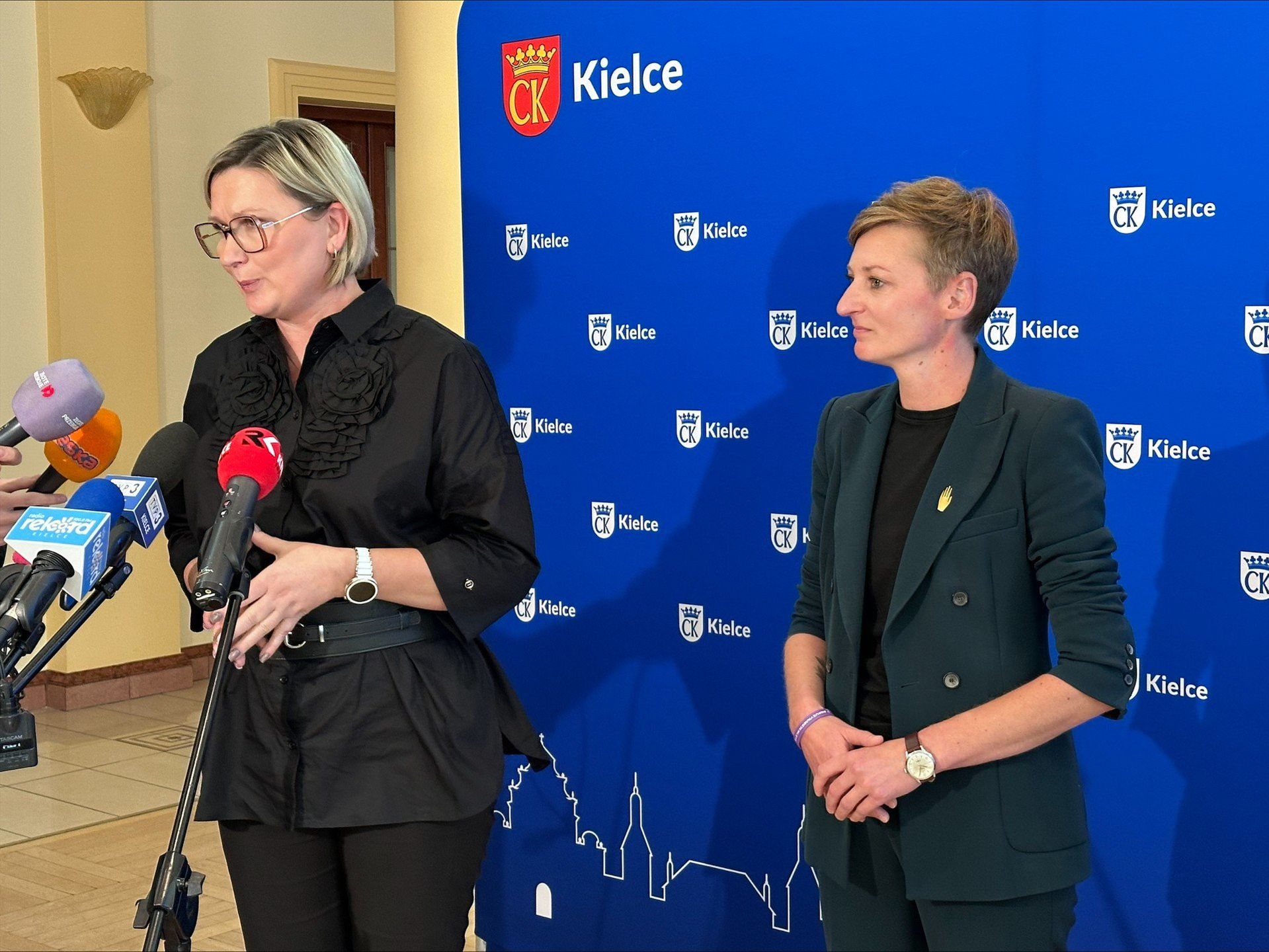 Konferencja w tej sprawie została zwołana w środę, 22 października. Na zdjęciu Barbara Damian - dyrektor Zarządu Transportu Miejskiego w Kielcach oraz prezydentka miasta Agata Wojda.