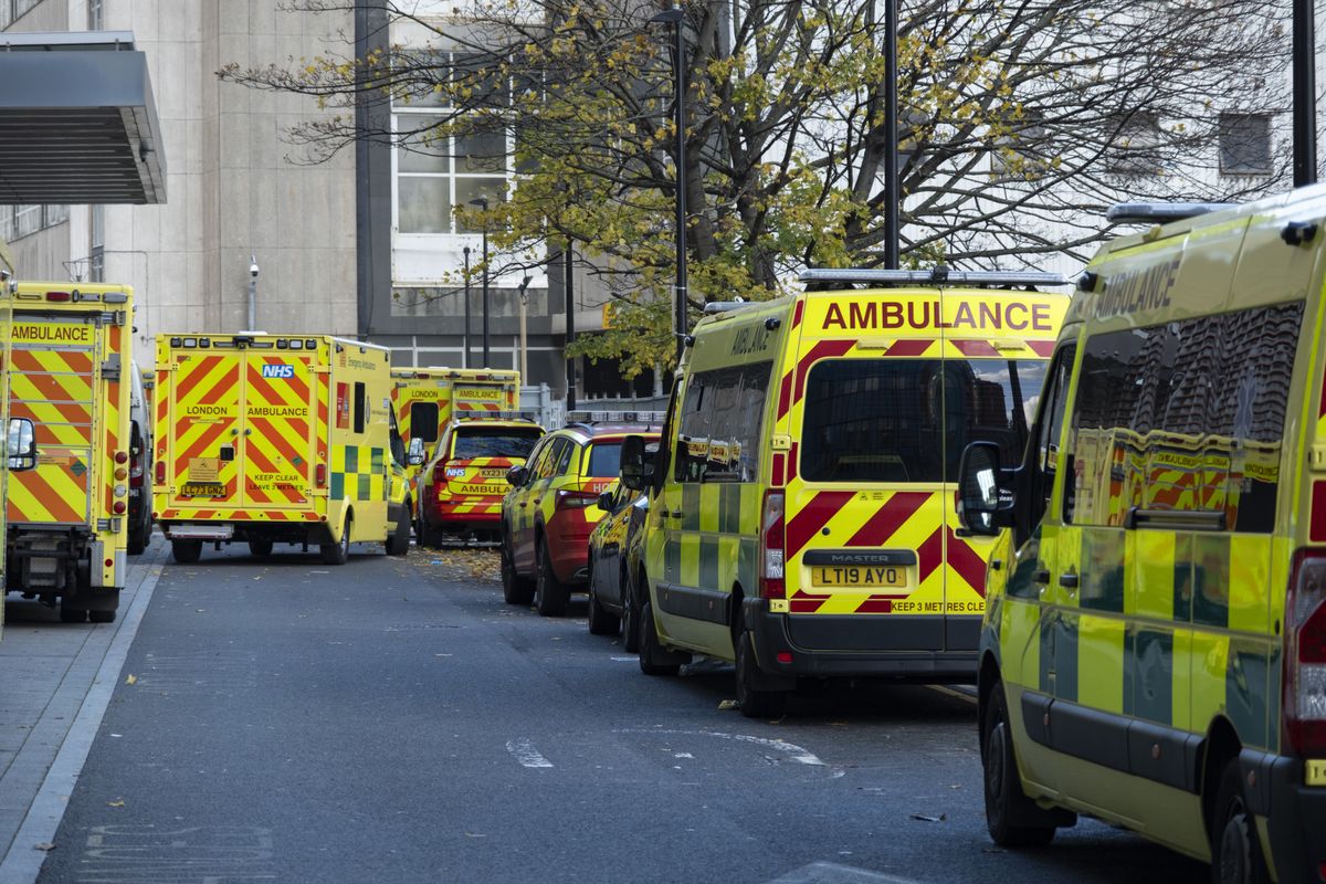 Kolejka karetek przed Royal London Hospital