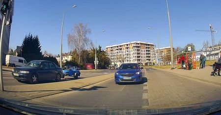 Pomylił pasy przed skrzyżowaniem, a cofając, staranował znak drogowy. Wszystko zarejestrowała kamera innego kierowcy