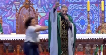 Zaatakowała księdza w czasie mszy. Runął na oczach wiernych