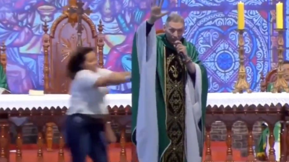 Brazylijski ksiądz Marcelo Rossi został zaatakowany w czasie mszy