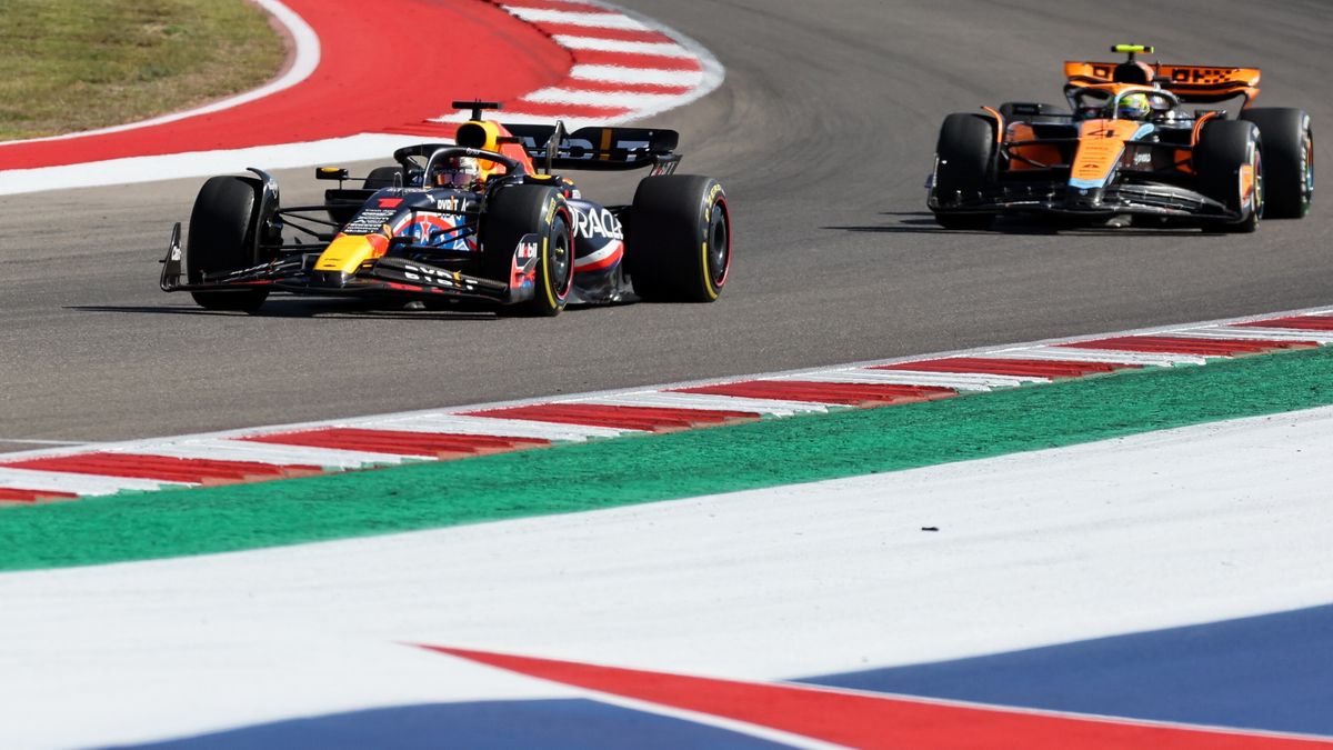 Dutch driver Max Verstappen of Red Bull Racing (L) and British Formula One driver Lando Norris of McLaren F1 Team (R) in action during the 2023 Formula 1 Grand Prix of the United States at the Circuit of the Americas in Austin, USA, 22 October 2023. EPA/ADAM DAVIS Dostawca: PAP/EPA.