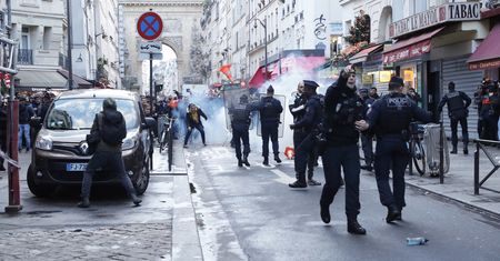 Dantejskie sceny w Paryżu. W centrum płonęły auta, policja użyła gazu