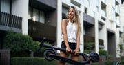 Dlaczego eksperci Media Expert zamieniają samochód na hulajnogę? Ostrzegamy - to wciąga