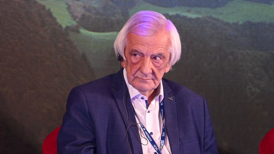 Karpacz, 08.09.2021. Wicemarszałek Sejmu RP Ryszard Terlecki podczas panelu dyskusyjnego "30 lat wolnych państw Europy Środkowej i budowania współpracy regionalnej" w ramach drugiego dnia XXX edycji Forum Ekonomicznego w Karpaczu, 8 bm. Tegorocznym hasłem wydarzenia jest: "Europa w poszukiwaniu przywództwa". Forum to 200 wydarzeń - m.in. paneli dyskusyjnych, konferencji, w których ma wziąć udział blisko 3 tys. uczestników z Polski, Europy, Azji a także USA. (amb) PAP/Art Service 2