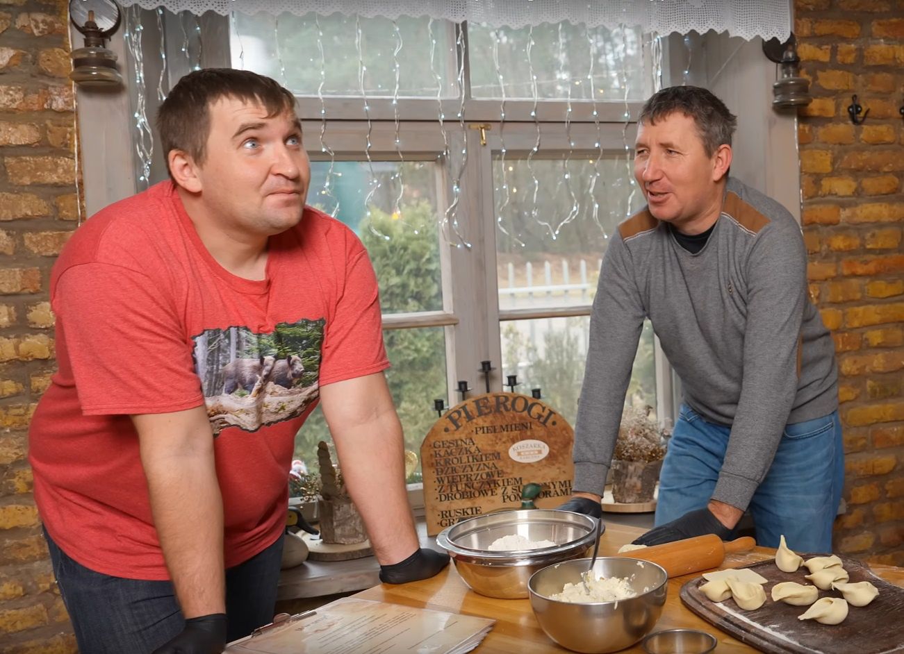 Andrzej i Jarek z "Rolnicy. Podlasie" lepią pierogi
