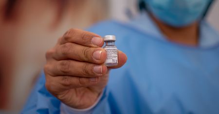 Odkrycie na Oksfordzie. Zmieszali szczepionki firm AstraZeneca i Pfizer