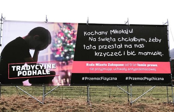 Billboardy w Zakopanem nt. tradycji bicia kobiet. To apel o przyjęcie uchwały antyprzemocowej
