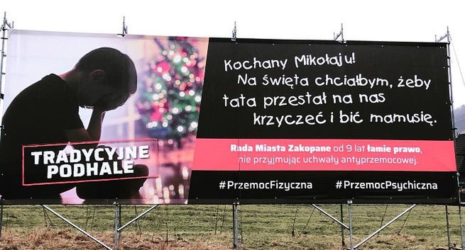 Billboardy w Zakopanem nt. tradycji bicia kobiet. To apel o przyjęcie uchwały antyprzemocowej