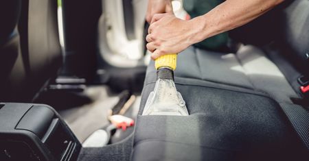 Zadbaj o wnętrze samochodu. Samodzielne czyszczenie to przyjemność