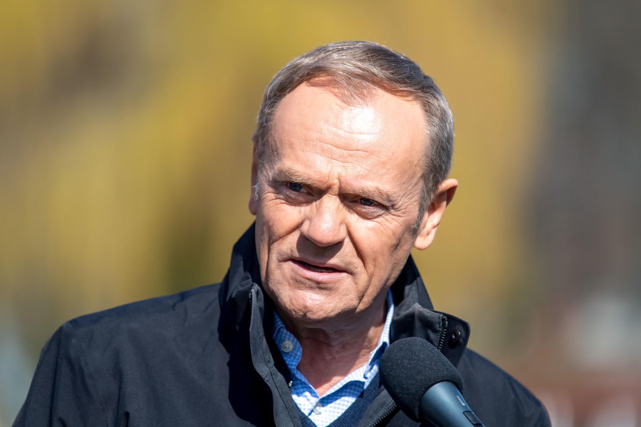 Donald Tusk osiągnął wiek emerytalny. Na pieniądze nie powinien narzekać