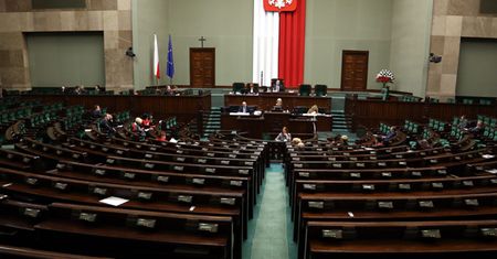 Komisja przeciwna większości poprawek do projektu reformy usług rynku pracy