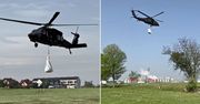 Black Hawk nagrany w akcji. Zrzucają ogromne worki na wał w Nysie