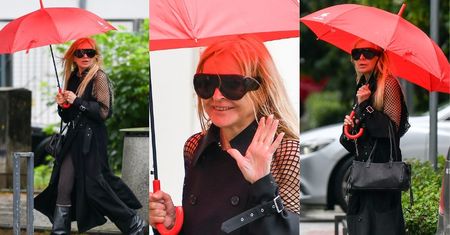 Monika Olejnik z torebką za 25 TYSIĘCY i w płaszczu za 9 tysięcy maszeruje w deszczu, uśmiechając się do paparazzi (ZDJĘCIA)
