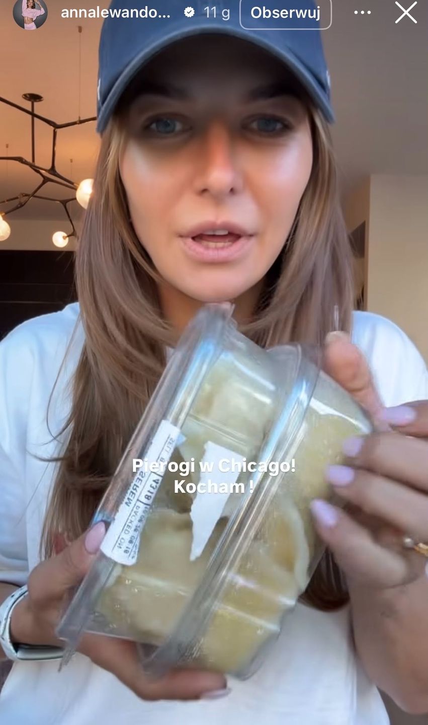Anna Lewandowska zajada pierogi