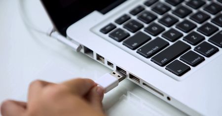 Czy zadziała połączenie dwóch komputerów kablem USB?