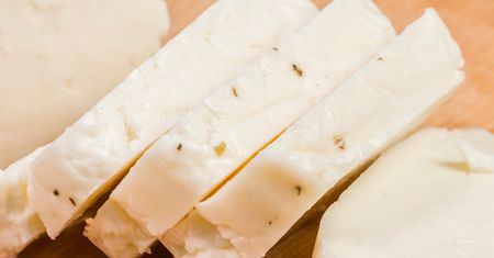 Seniorzy powinni zwrócić uwagę na ten ser. Ma prawie tyle białka co kurczak