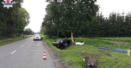 Autem uderzył w betonowy przepust i drzewo. Kierowca audi zginął na miejscu