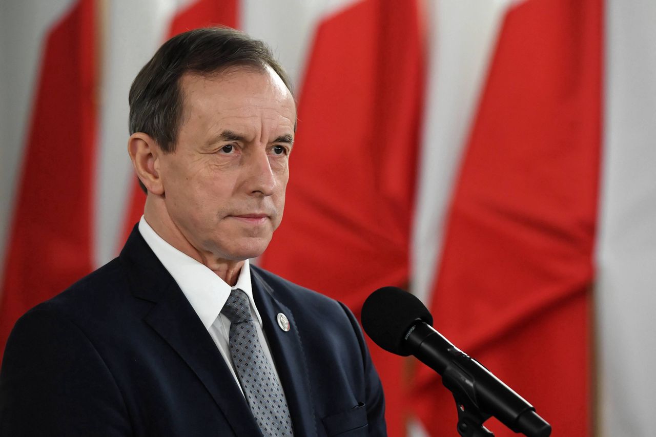 Tacy to pożyją! Senat kupuje trzy cysterny paliwa do aut