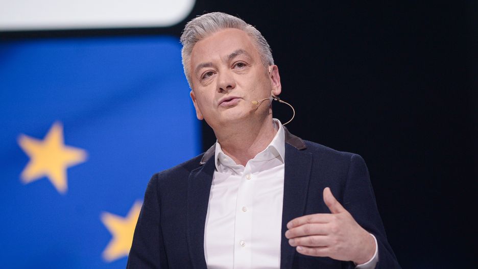 Warszawa, 27.04.2024. Kampania wyborcza do Parlamentu Europejskiego. Współprzewodniczący Nowej Lewicy, europoseł Robert Biedroń podczas przedstawienia liderek i liderów list Lewicy w wyborach do Parlamentu Europejskiego, 27 bm. w Warszawie. (mr) PAP/Marcin Obara