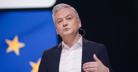 Poważne oskarżenia wobec Biedronia. "Nie jest panu wstyd?". Reaguje