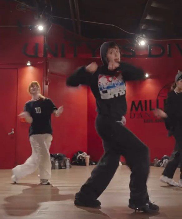 Shiloh Jolie danced hip-hop to the track "APT"