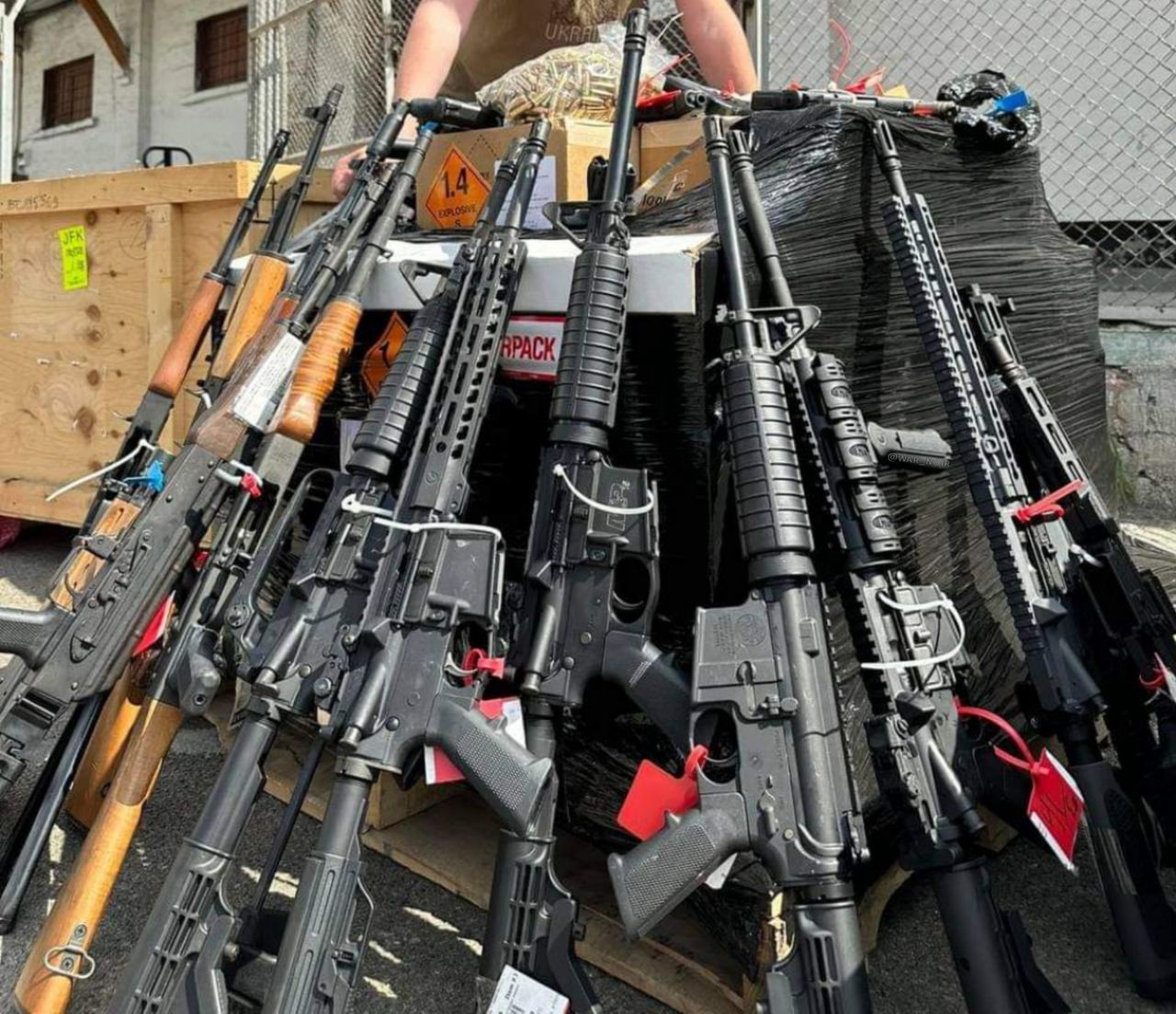 Paczka broni dostarczona Ukraińcom przez policję z Miami.