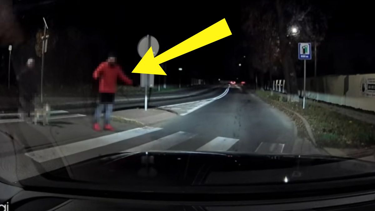 Pieszy nagrany po zmroku.