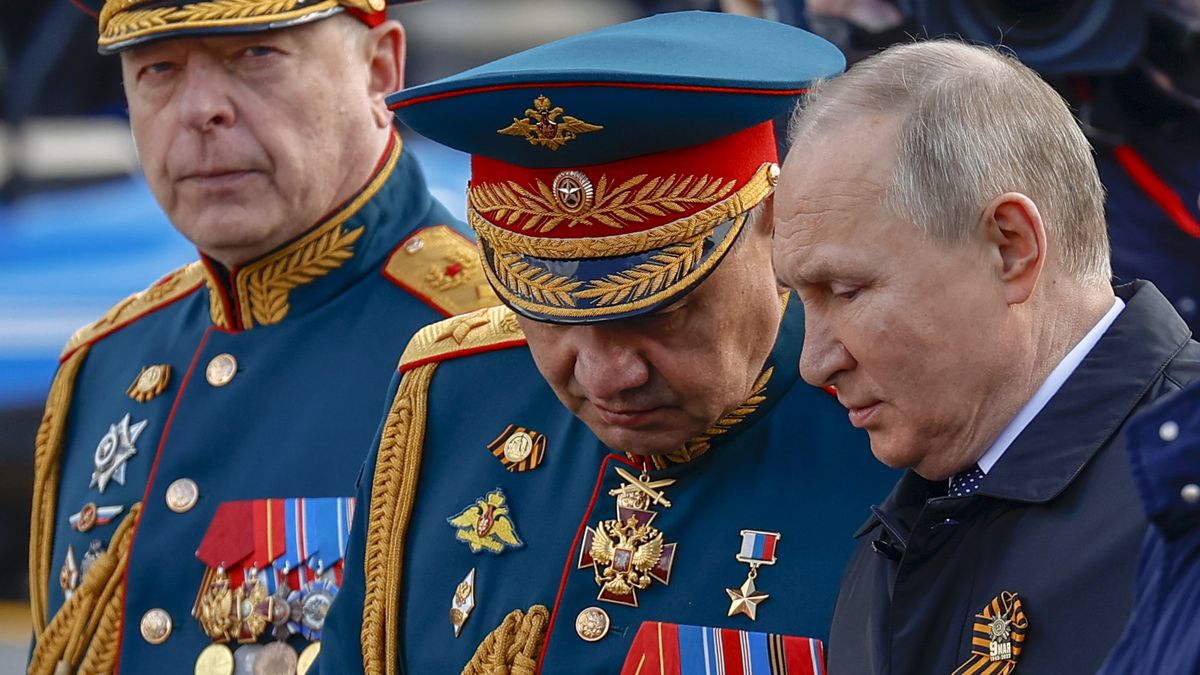 Putin i rosyjski minister obrony Siergiej Szojgu podczas parady z okazji Dnia Zwycięstwa, 9 maja 2022 