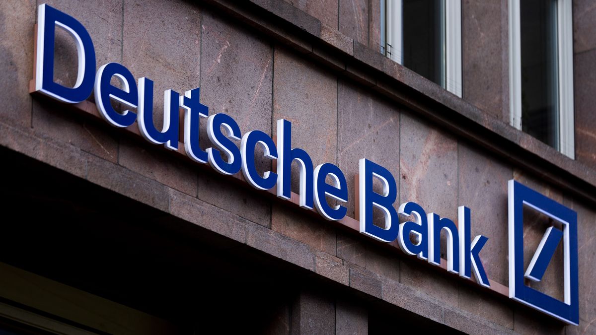 Deutsche Bank
BERLIN, GERMANY - FEBRUARY 02: The logo of Deutsche Bank is pictured on February 02, 2022 in Berlin, Germany. (Photo by Florian Gaertner/Photothek via Getty Images)
Florian Gaertner
symbolfoto, symbolbild, symbol picture symbol image, schriftzug, lettering, emblem, firmenname, firmenlogo, company name, company logo, wirtschaft, oekonomie, unternehmen, firma, company, konzern, wirtschaftsstandort, standort, business location, location, deutsche, bank, finanzen, finances, banken, banks, bankwesen, geldwesen, finanzieren, finanzierung, finanzierungen, financing, finanzwirtschaft, investieren, investition, investitionen, investing, investments