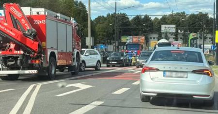 Chevrolet z impetem wjechał w porsche przy Lidlu. Kierowca nie wyhamował przed pasami
