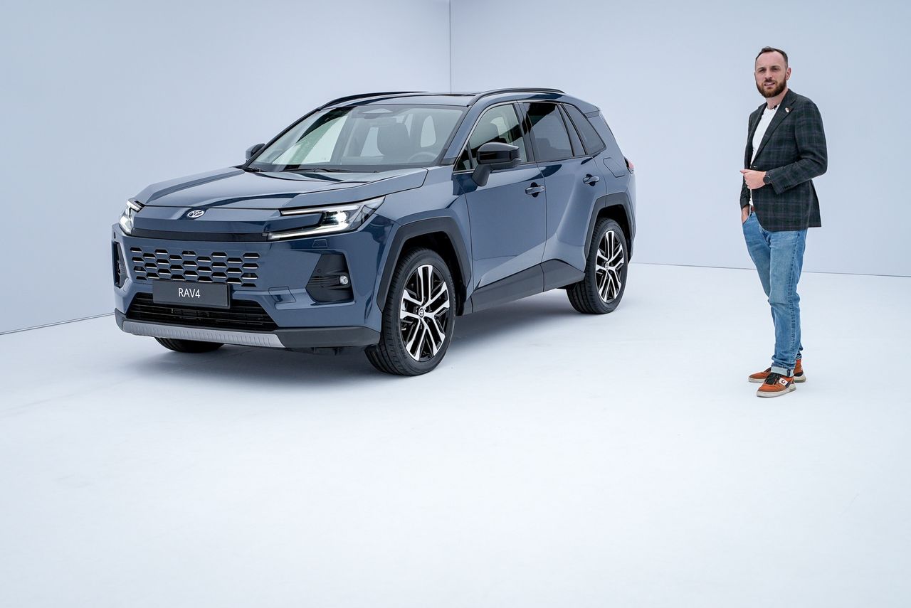 Pierwszy kontakt z nową Toyotą RAV4: więcej jazdy na prądzie, charakteru Land Cruisera i udziału na polskim rynku