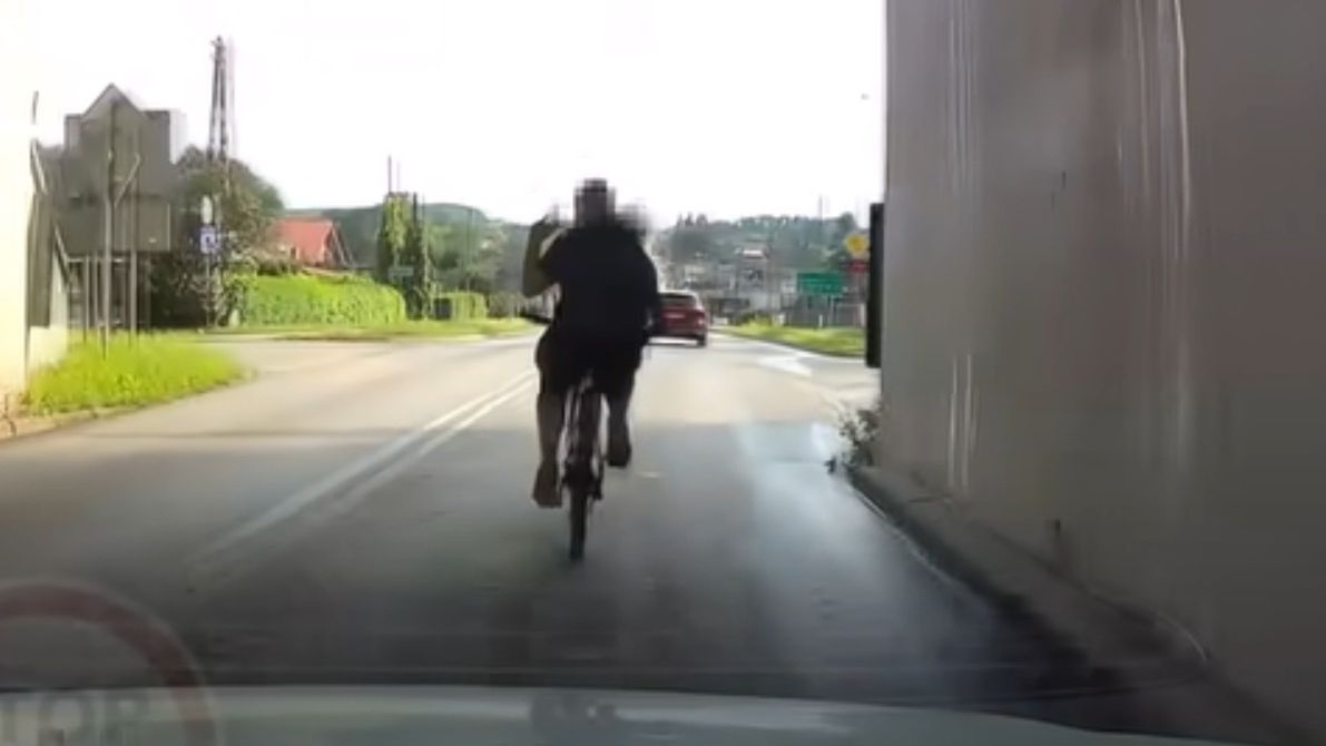 Rowerzysta wywrócił się na drodze