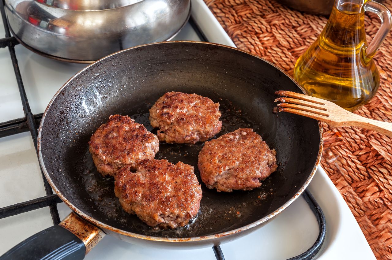 Przepis na bryzol w pieczarkami i cebulką 