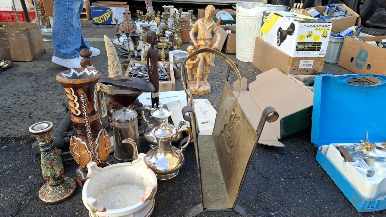 Skarby z giełdy staroci w Zielonej Górze. Monety, szkło, figurki, narzędzia i PRL-owskie klimaty - sprawdziliśmy, co warto upolować