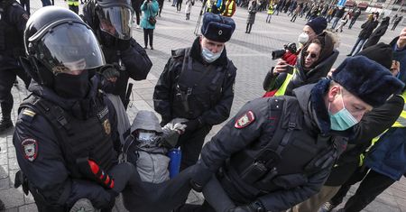 Antywojenne protesty w Rosji. Masowe zatrzymania demonstrantów