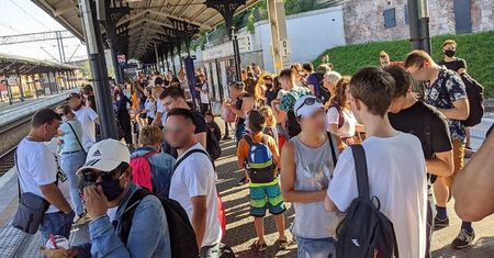Mnóstwo ludzi na peronie w Gdańsku. Gdzie dystans społeczny? Koronawirus lekceważony